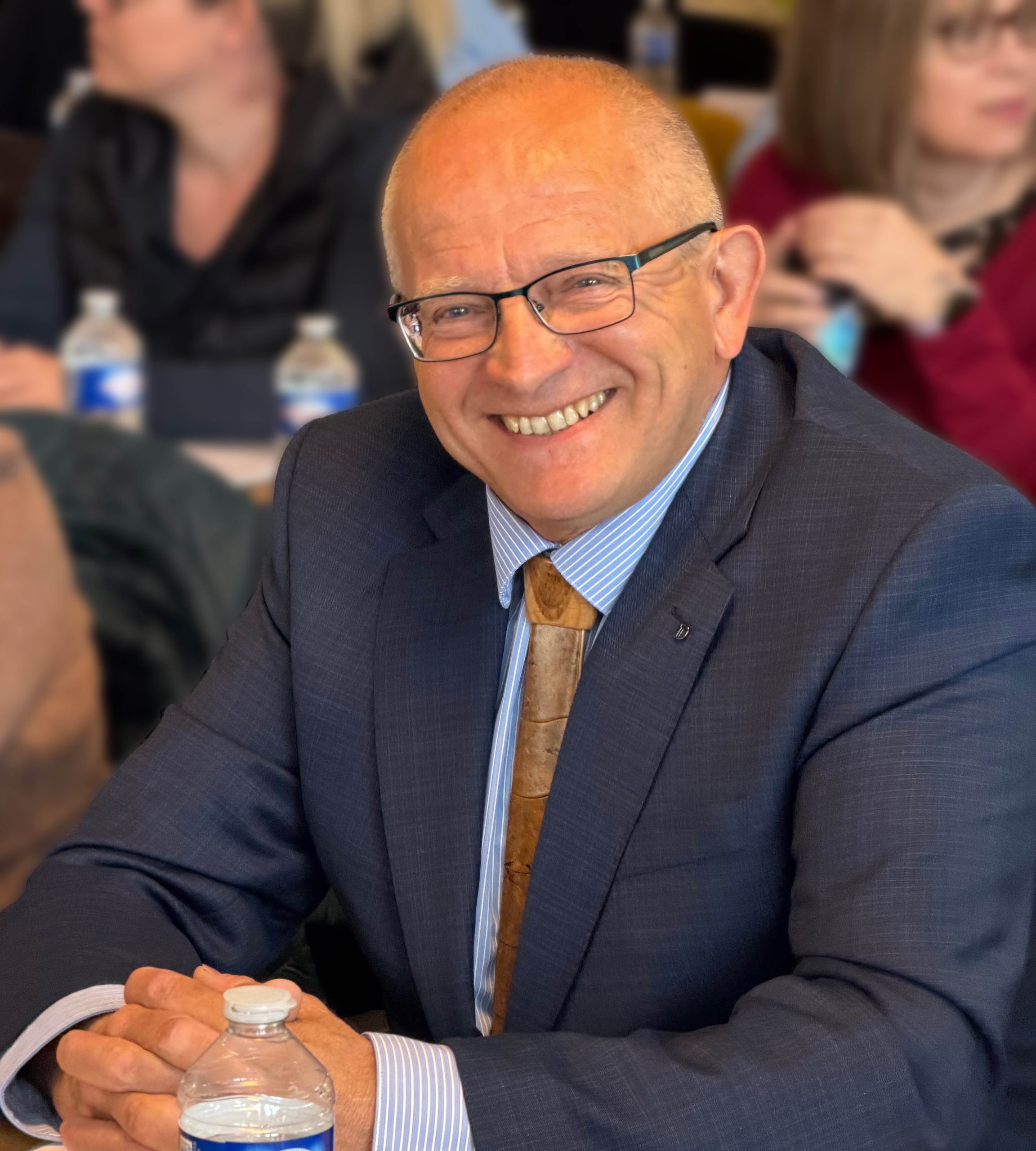 Patrick MOREAU Maire de Triguères souriant en costume bleu ùarine et chemise bleu ciel